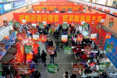 城東地標安琪兒小商品市場本月底關停，清倉促銷引發搶購潮